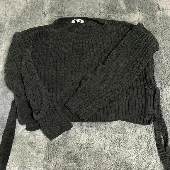 🎄 Black Crop Sweater - Picture 1 of 4